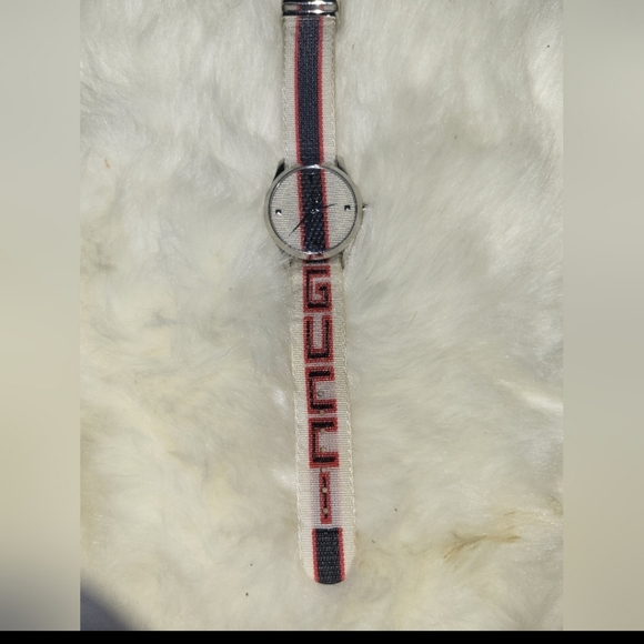 SALE! GUCCI LUXURY STAINLESS STEEL SIGNATURE G WATCH ⌚️ - Picture 4 of 12